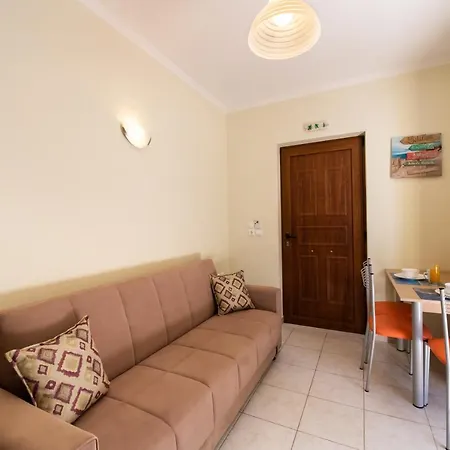 Daire Delphinus Nefeli